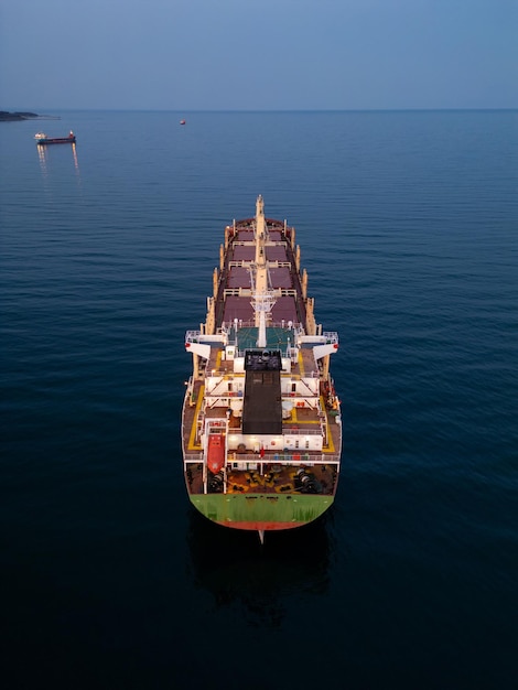 Foto grandi navi da carico che galleggiano su vaste acque