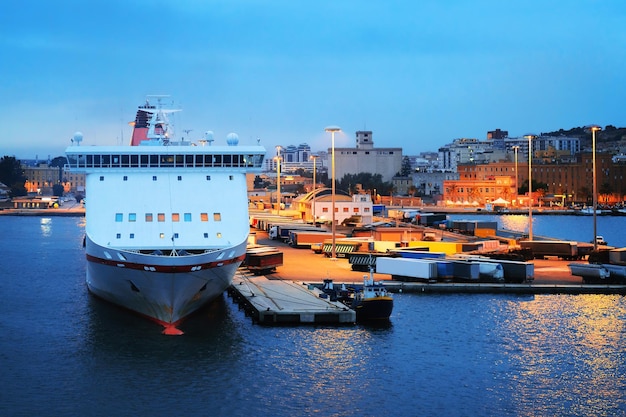 イタリア、サルデーニャ島、夕暮れ時のカリアリ港での大型車と旅客フェリー