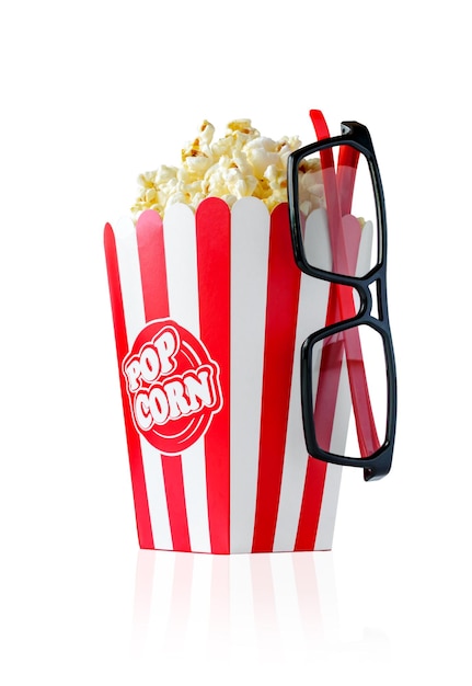 Grande vetro a strisce di cartone con popcorn e occhiali 3d isolati su sfondo bianco riflesso il concetto di cinema tempo libero passatempo piacevole