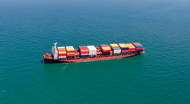 Большое грузовое судно с большими контейнерами посреди моря
