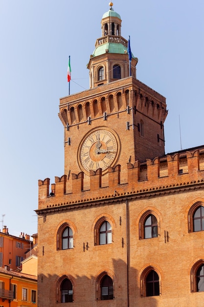로마 숫자가 있는 큰 시계탑