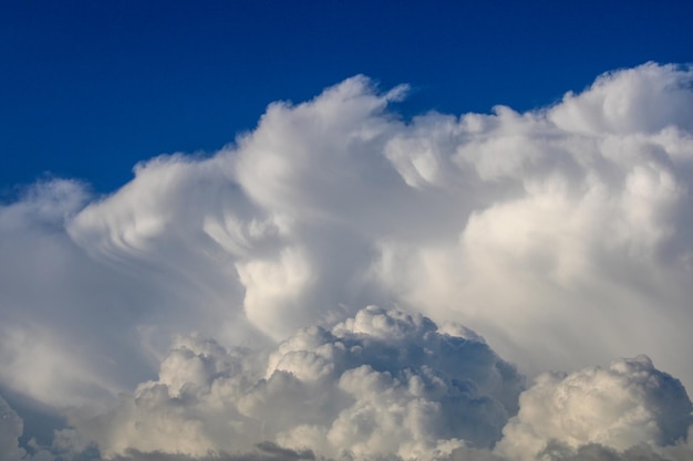 大きな雲が空に浮かんでいる キュムルヌス・クラウド (Cumulonimbus)