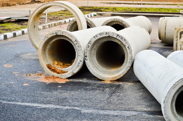 Photo large concrete stone cement sewer plumbing pipes of large diameter for the industrial