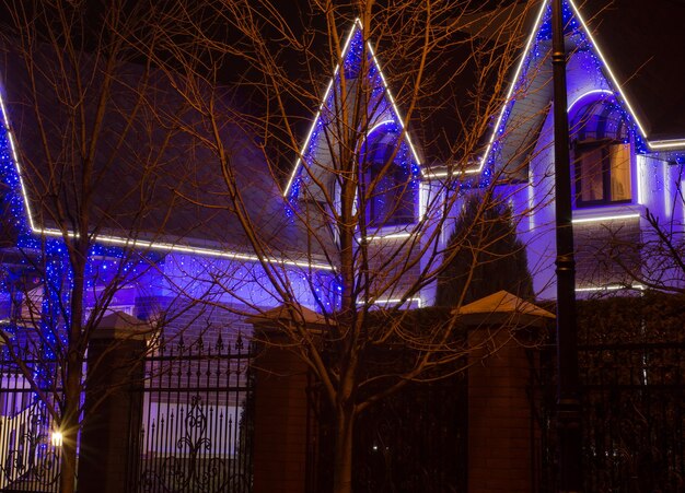 Photo large cozy house glows at night decorated with christmas lights