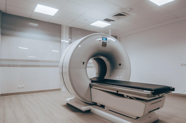 병실의 대형 CT 기계