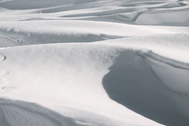 写真 冬の風景に大きな深い雪の吹きだまり。