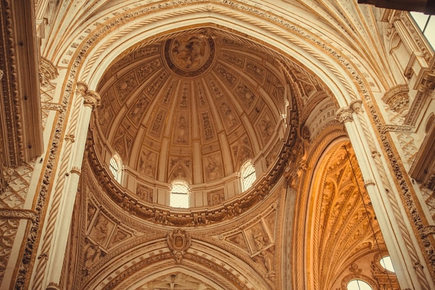 Photo a large dome with a statue on the top of it