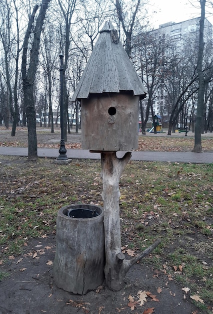 Большая голубятня в виде деревянной башни находится в городском парке. Не видно птиц