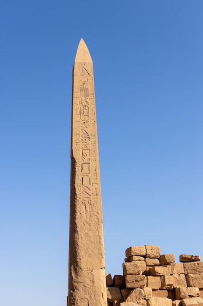 象形文字が刻まれた大きなエジプトのオベリスク