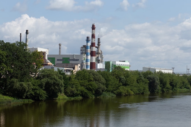 Большой завод расположен на берегу реки.