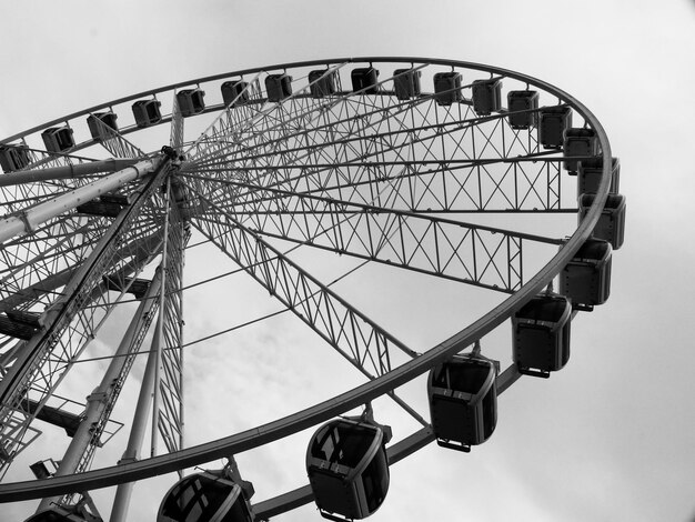 A large ferris wheel with the word " g'on it '