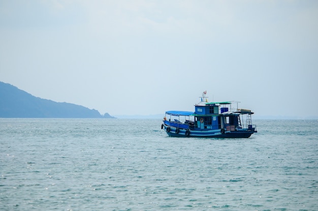 海の大型漁船