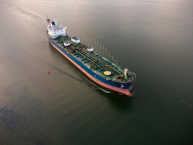大型一般貨物船タンカーばら積み貨物船の航空写真