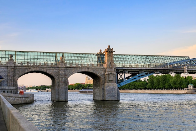 Foto un grande ponte di vetro sul fiume su colonne spesse