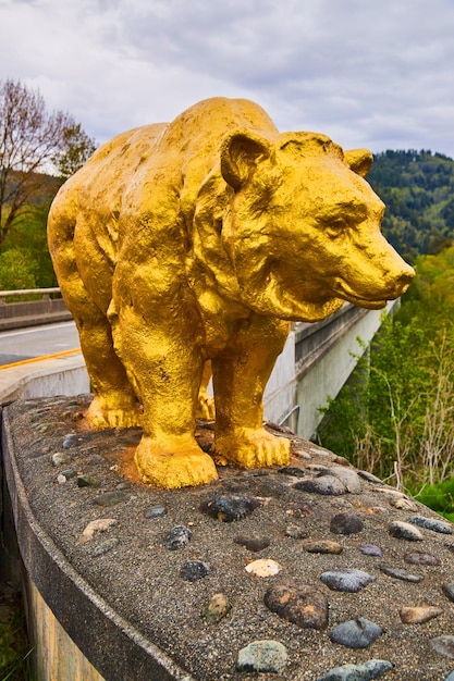 La grande statua dell'orso dorato segna l'ingresso al ponte nella foresta