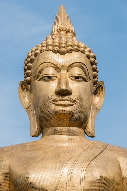 Foto grande statua dorata del buddha