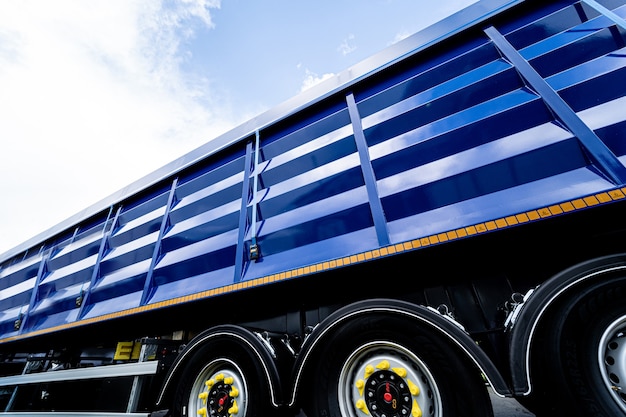 Foto grande camion del grano sullo sfondo del cielo blu