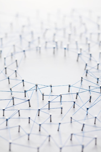 Foto una grande griglia di pin collegati con una stringa concetto di rete di tecnologia di comunicazione