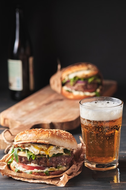 木の板に野菜と大きなグリルハンバーガー