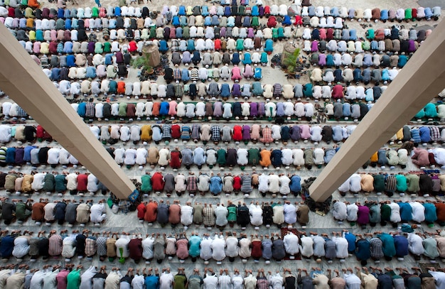 Photo large group of muslim people praying