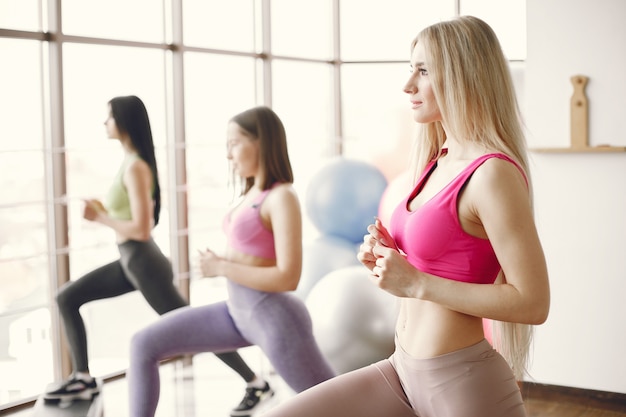 Ampia palestra. stile di vita sportivo. corpo tonico