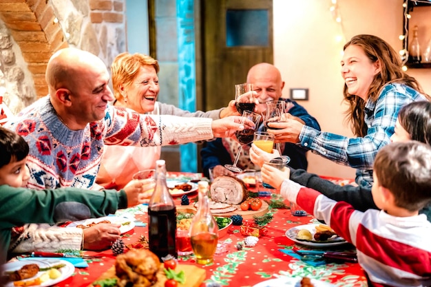 クリスマスの晩餐会で楽しんでいる幸せな大家族