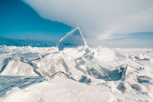 Foto grandi cristalli di ghiaccio sul lago baikal. russia