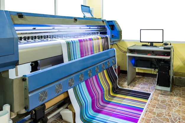 Grande stampante a getto d'inchiostro cmyk multicolore che lavora su banner in vinile con controllo del computer