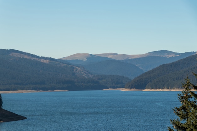 Foto grande lago e colline