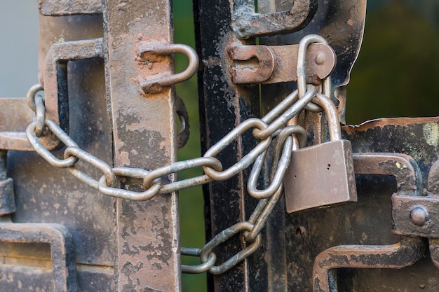 Photo large metal chain and padlock closed passage