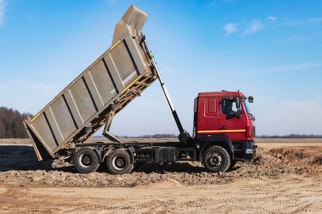 Photo a large mining truck unloads the earth a soil transporter with a raised body dumps soil