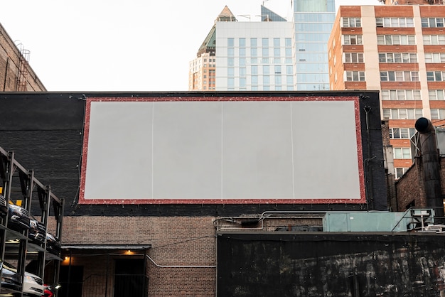 Grande cartellone mock-up su un edificio