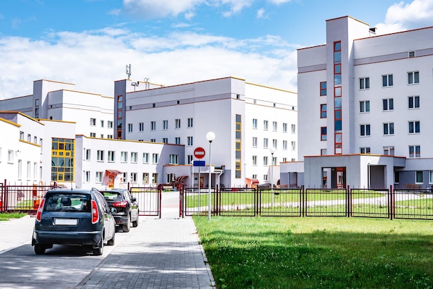 Grande edificio moderno tipo ospedale.