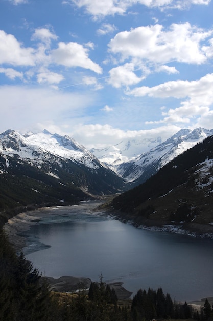 雪に覆われた山々を背景にした大きな山の湖、イタリアのドロミテ