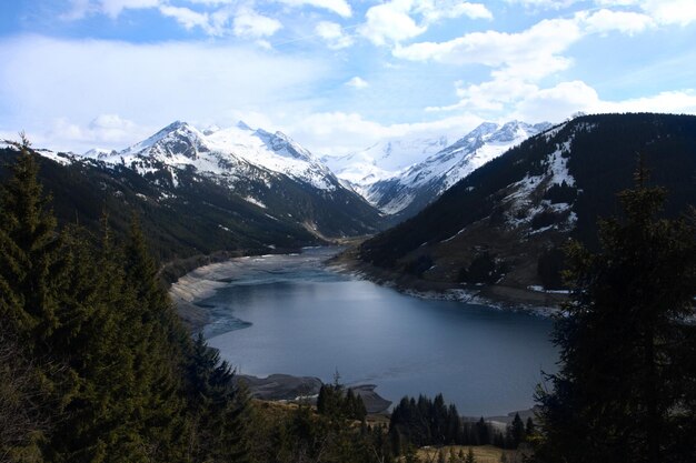 雪に覆われた山々を背景にした大きな山の湖、イタリアのドロミテ