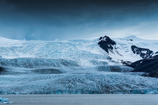 アイスランドの夏の大規模な自然の氷河と不機嫌そうな天気