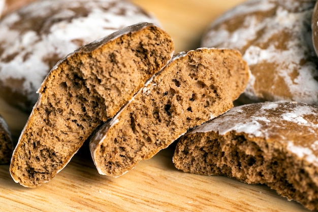 Large number of gingerbread on the table