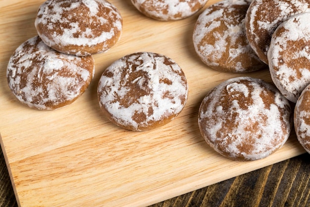 Large number of gingerbread on the table