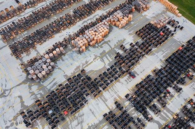 전기 케이블이 있는 많은 수의 릴. 도시 통신용 전선의 창고 및 생산. 항공 사진