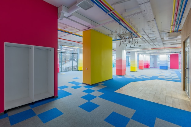 большой офисный центр в современном стиле с цветными стенами без мебели