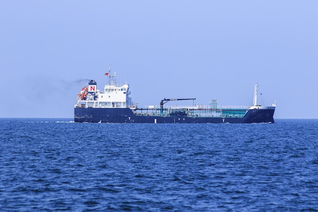 海上の大型石油タンカー、タンカーは、大量の原油を精製所に輸送するために原油を輸送するために設計された船です