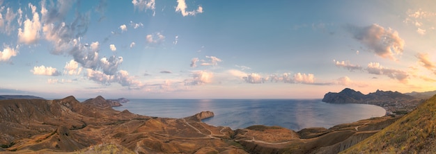 Фото Большая панорама с видом на коктебель, мыс хамелеон и черное море на закате. крым. восточная европа