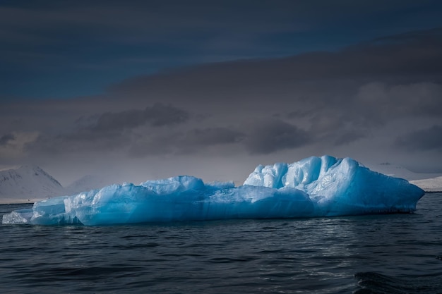 노르웨이 스발바르 근처의 북극해에 떠다니는 푸른 색조의 해빙의 큰 조각