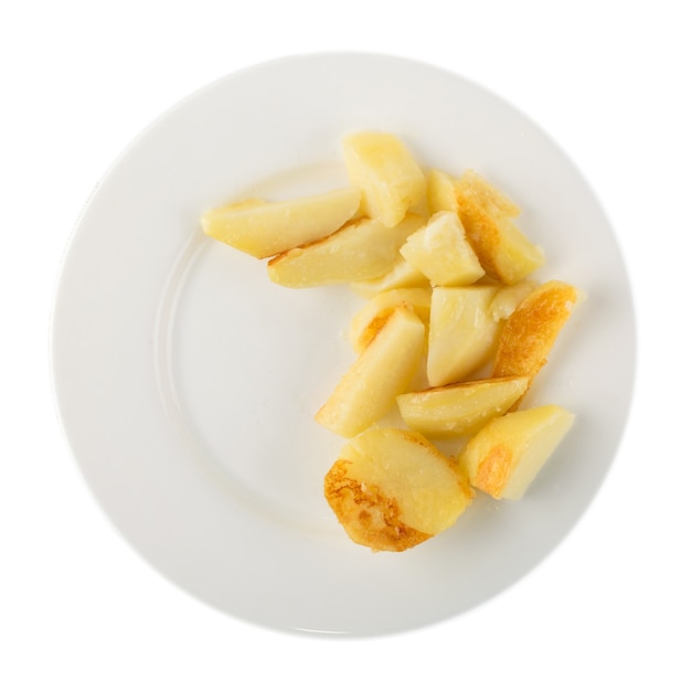 Grandi pezzi di patate fritte su un piatto bianco