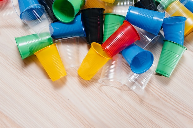 Большая куча разноцветных пластиковых стаканчиков разбросала по полу свободное пространство. Загрязнение окружающей среды человеческими отходами