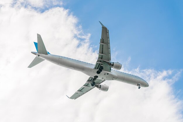 Foto grande aereo che vola nel cielo con le nuvole