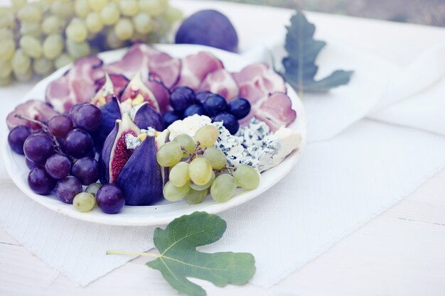 白いテーブルの上に豪華な軽食と大きなプレート