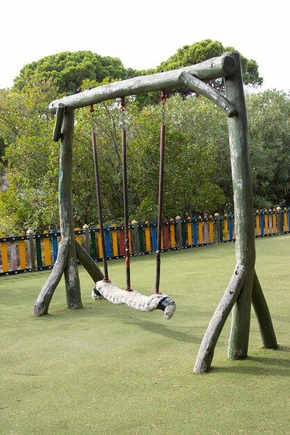 Foto grandi altalene per parco giochi realizzate con tronchi d'albero massicci