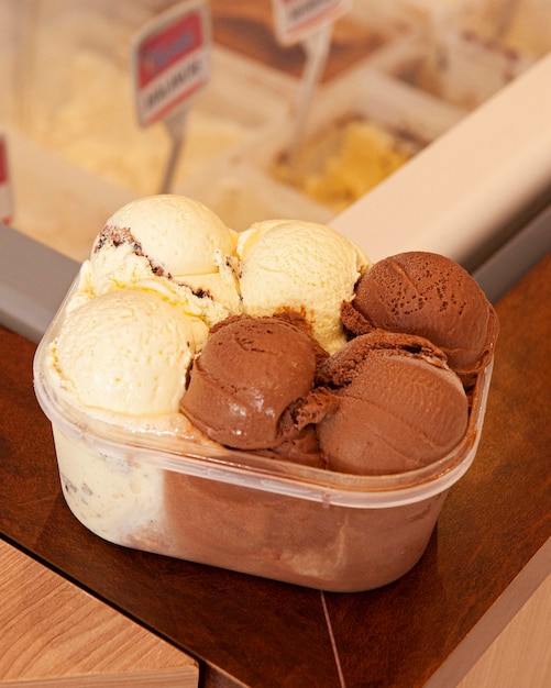 Grande vasetto di gelato sul bancone di una gelateria copia spazio