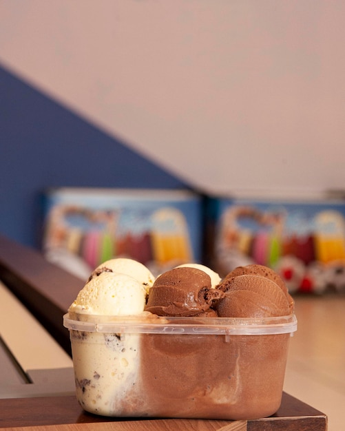 사진 아이스크림 가게 복사 공간의 카운터에 있는 큰 아이스크림 냄비
